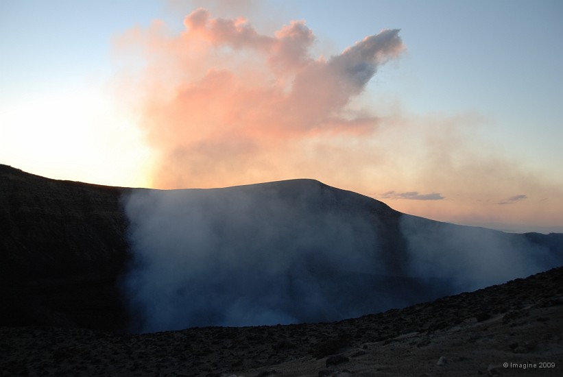 131- Le volcan fume et gronde.JPG